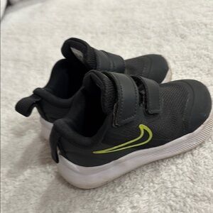 Nike boys athletic grey shoes size 5